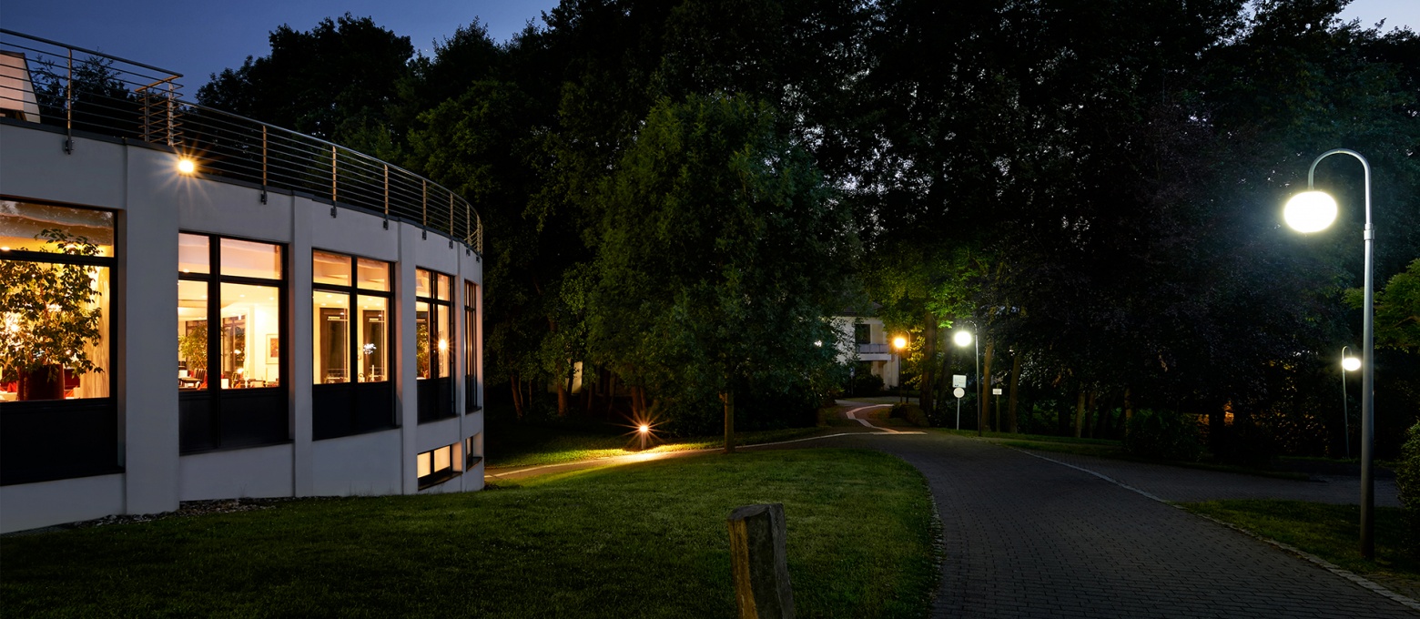 Fußweg zu den Gästehäusern am Abend