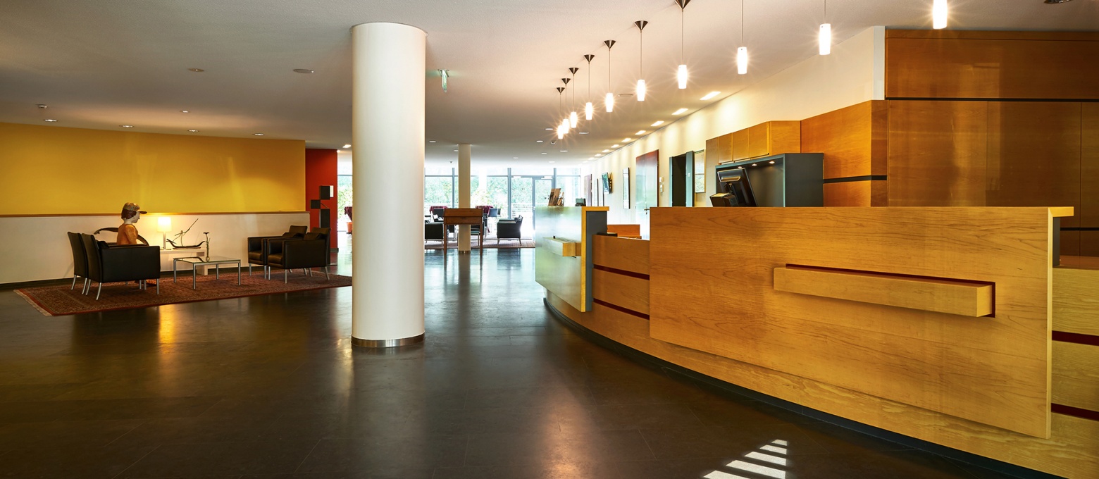 Lichtdurchflutetes Ambiente im Foyer